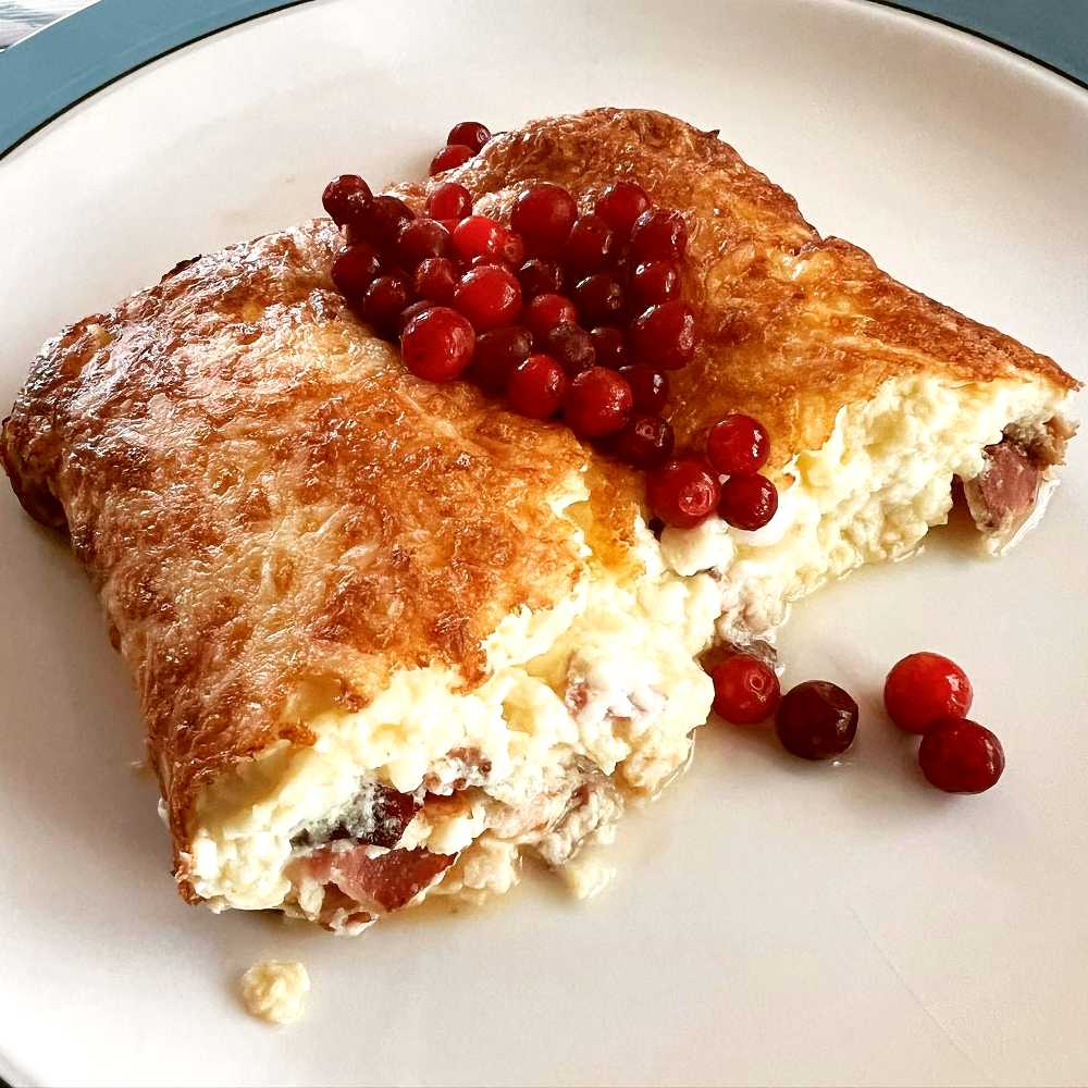 Halloumi i airfryer 6 Flaskpannkaka med fyllning av ost och skinka, toppad med röda lingon.