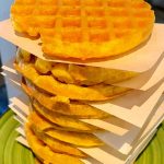 En hög med chaffles med en bit tagen från den översta chafflen.