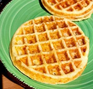 Två chaffles på en grön tallrik med tydliga rutmönster.