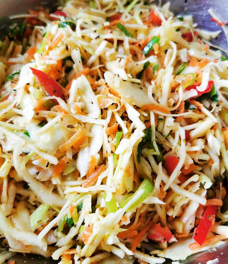 Coleslaw 15 En skål med treveckorssallad bestående av strimlade grönsaker som kål, morötter och paprika.