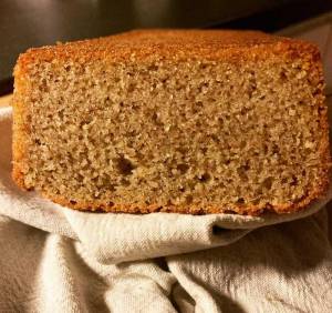 En skiva av citronsockerkaka som ligger på en ljus servett.