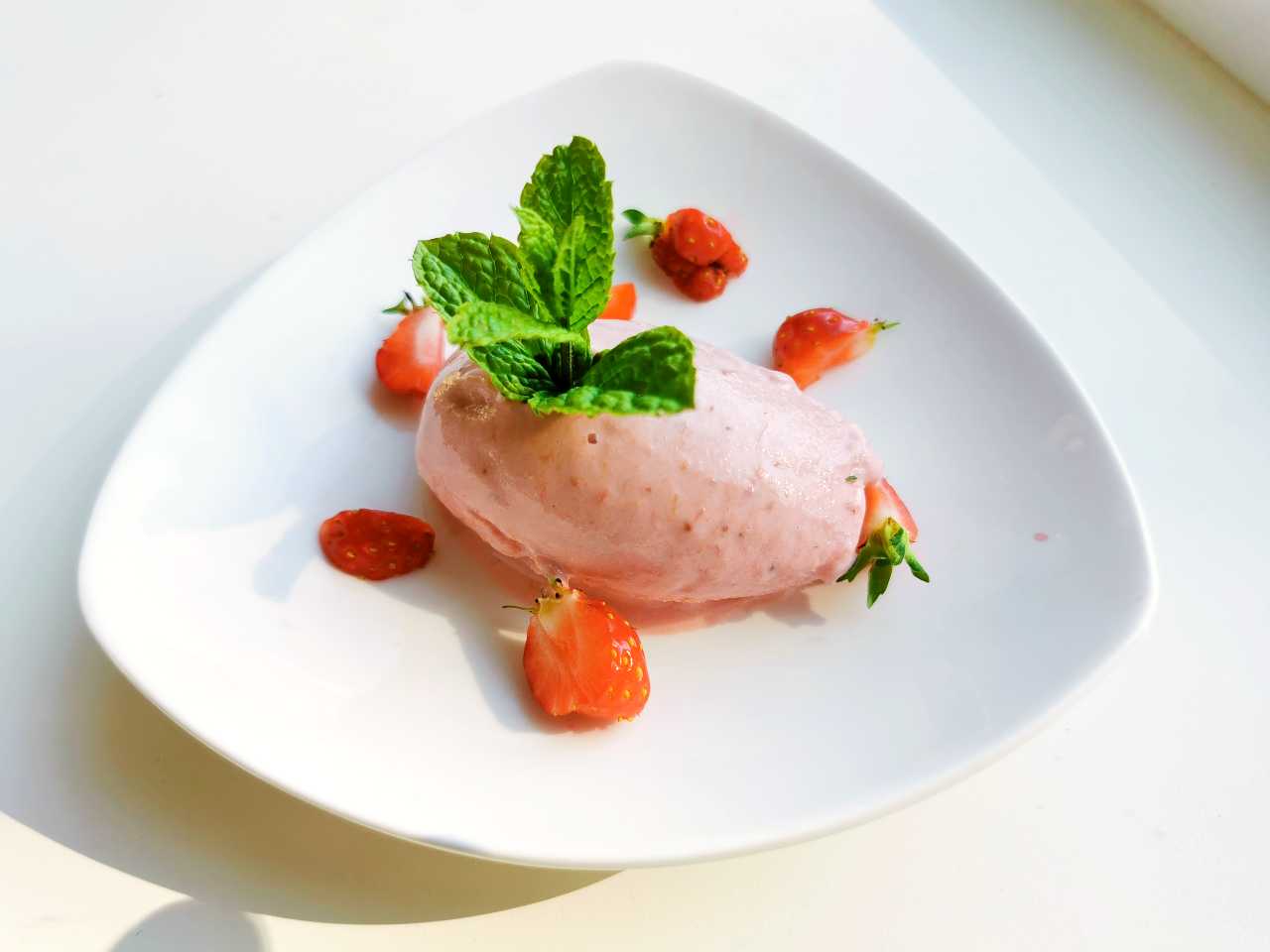 Frozen yoghurt med jordgubb och rabarber Frozen yoghurt med jordgubb och rabarber