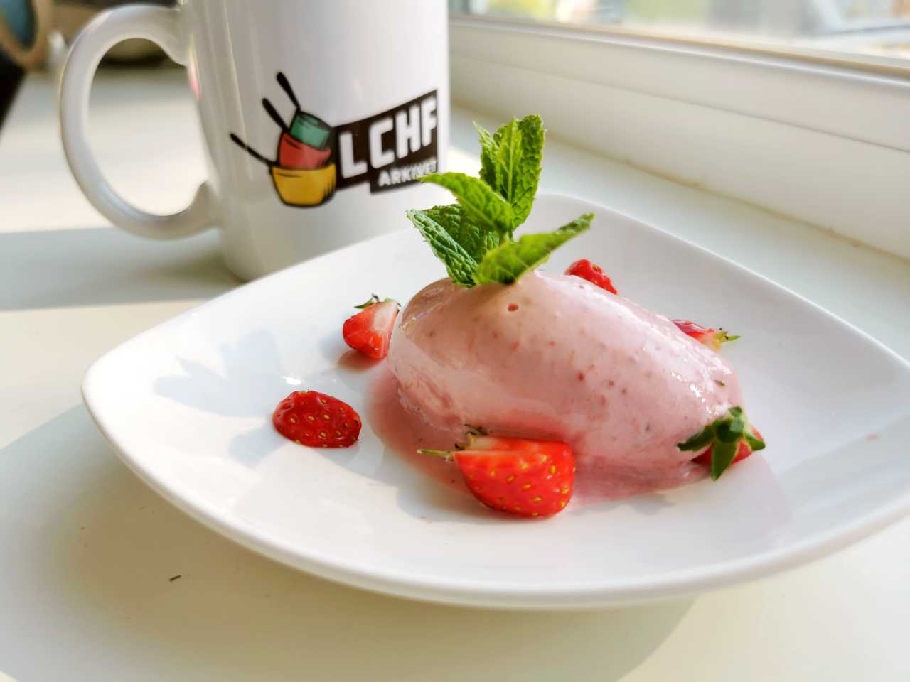 Frozen yoghurt med jordgubb och rabarber 4 Frozen yoghurt med jordgubb och rabarber | LCHF-arkivet