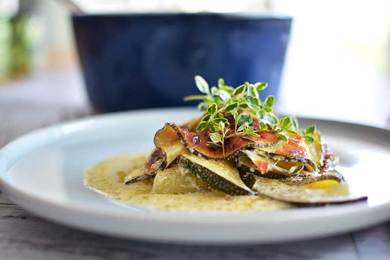 Zucchinigratäng med skinka 9 Zucchinigratäng med skinka upplagt på en tallrik.