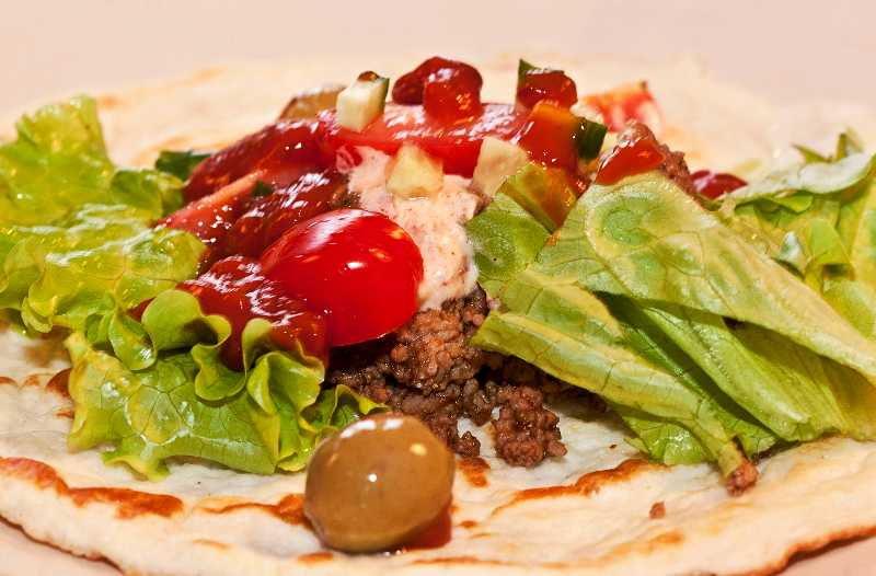 Enkla tortillas 4 Ett tortillabröd med sallad, färs och annat gott.