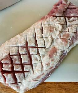 Köttbit med rutmönster av skärningar på ytan för tillagning.