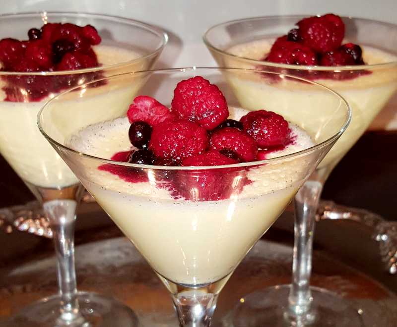 Pannacotta med limemarinerade bär Pannacotta med limemarinerade bär