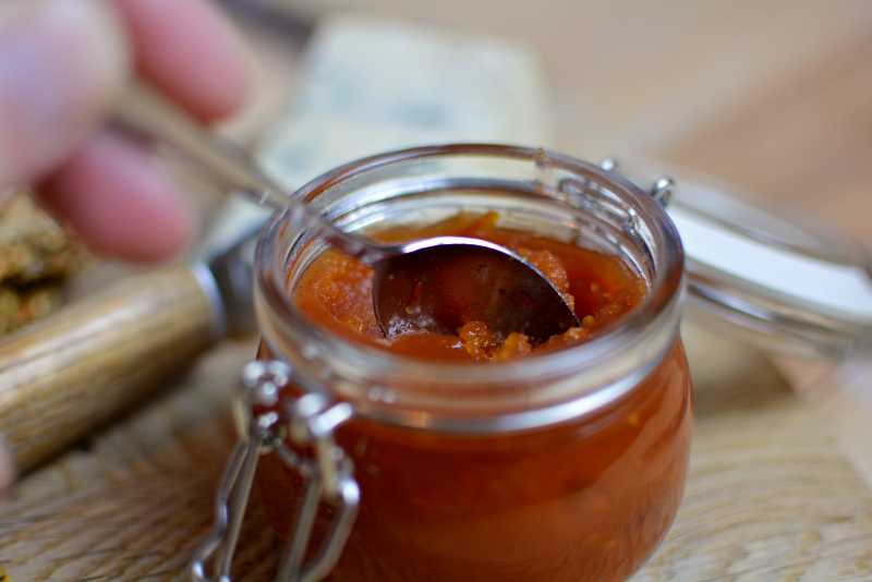God, sockerfri variant av tomatmarmelad. Tomatmarmelad på en sked.