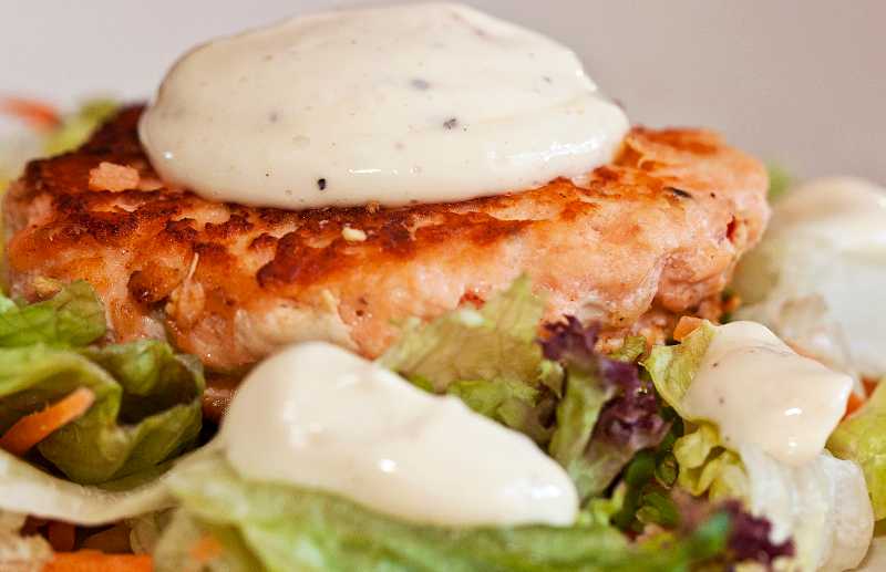 Teriyakilax med pak choi 9 Laxburgare toppad med limeaioli på en bädd av grönsallad.
