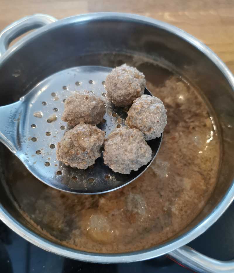 Köttbullar 12 Köttbullar som är kokta i buljong.