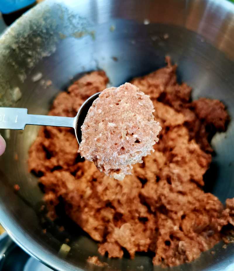 Köttbullar 11 Använd ett matskedsmått för att få samma storlek på dina köttbullar.