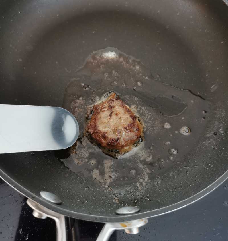 Köttbullar 10 Stekprov av köttbullar i stekpanna.