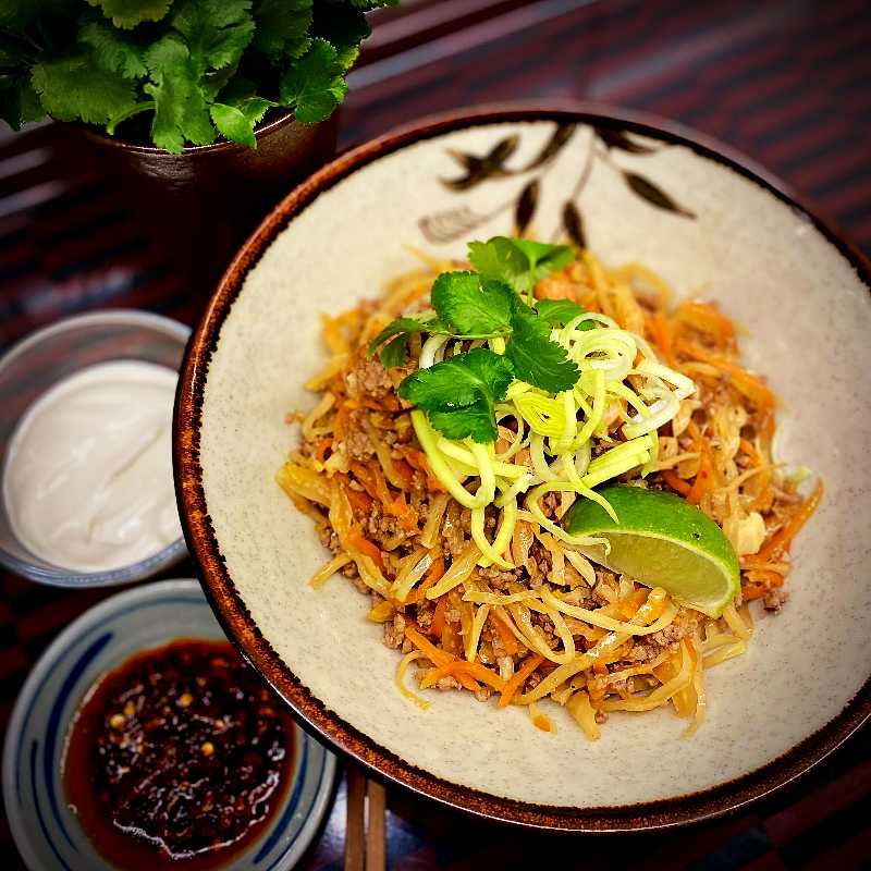 Asiatisk kål- och färsfräs med sesamyoghurt Asiatisk kål- och färsfräs med sesamyoghurt