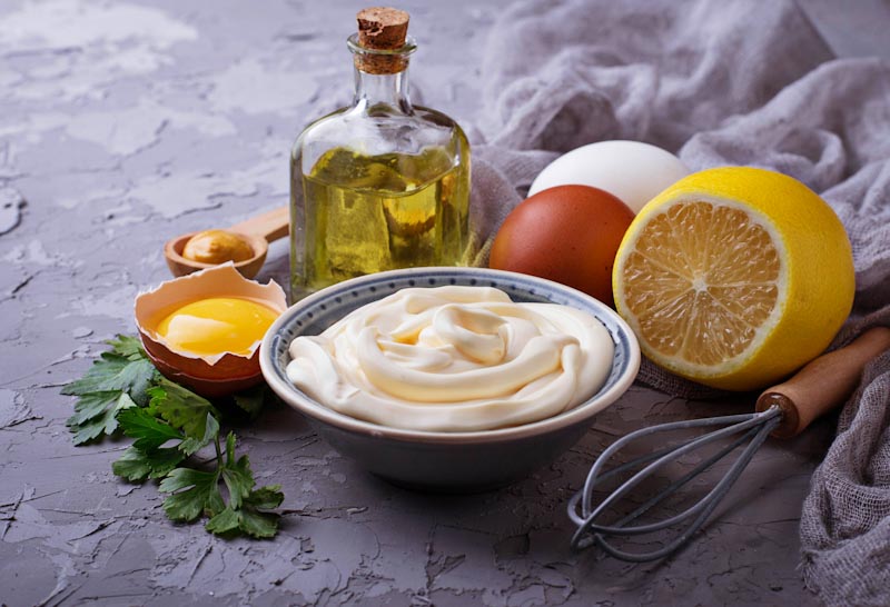 Majonnäs 4 En hemgjord majonnäs med alla ingredienser på bänken.