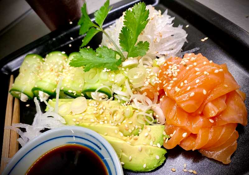 Sashimi med finstrimlad rättika och gurkrullar med färskost Sashimi med finstrimlad rättika och gurkrullar med färskost