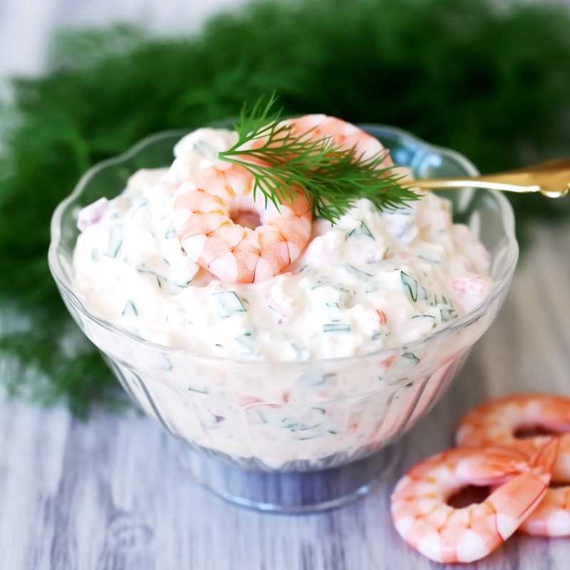 Skagenröra 4 Skagenröra i en skål med några räkor och dill på.