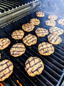 Färsbiffar som grillas på en grill med tydliga grillränder.