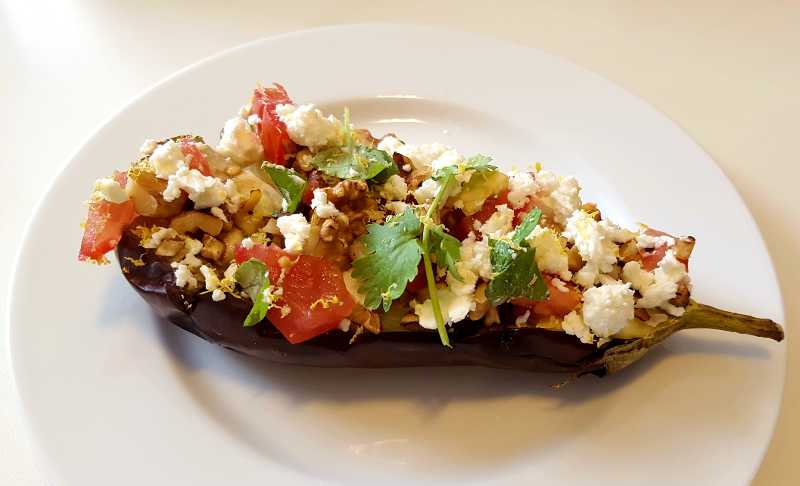 Aubergine med fetaost och vitlöksdoftande valnötter Aubergine med fetaost och vitlöksdoftande valnötter