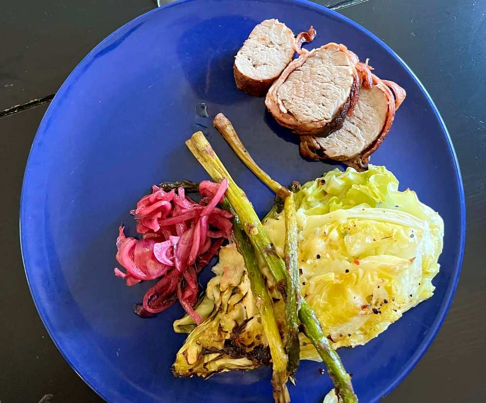 Baconlindad fläskfilé med grillad spetskål och god vitlökssås Baconlindad fläskfilé med grillad spetskål och god vitlökssås