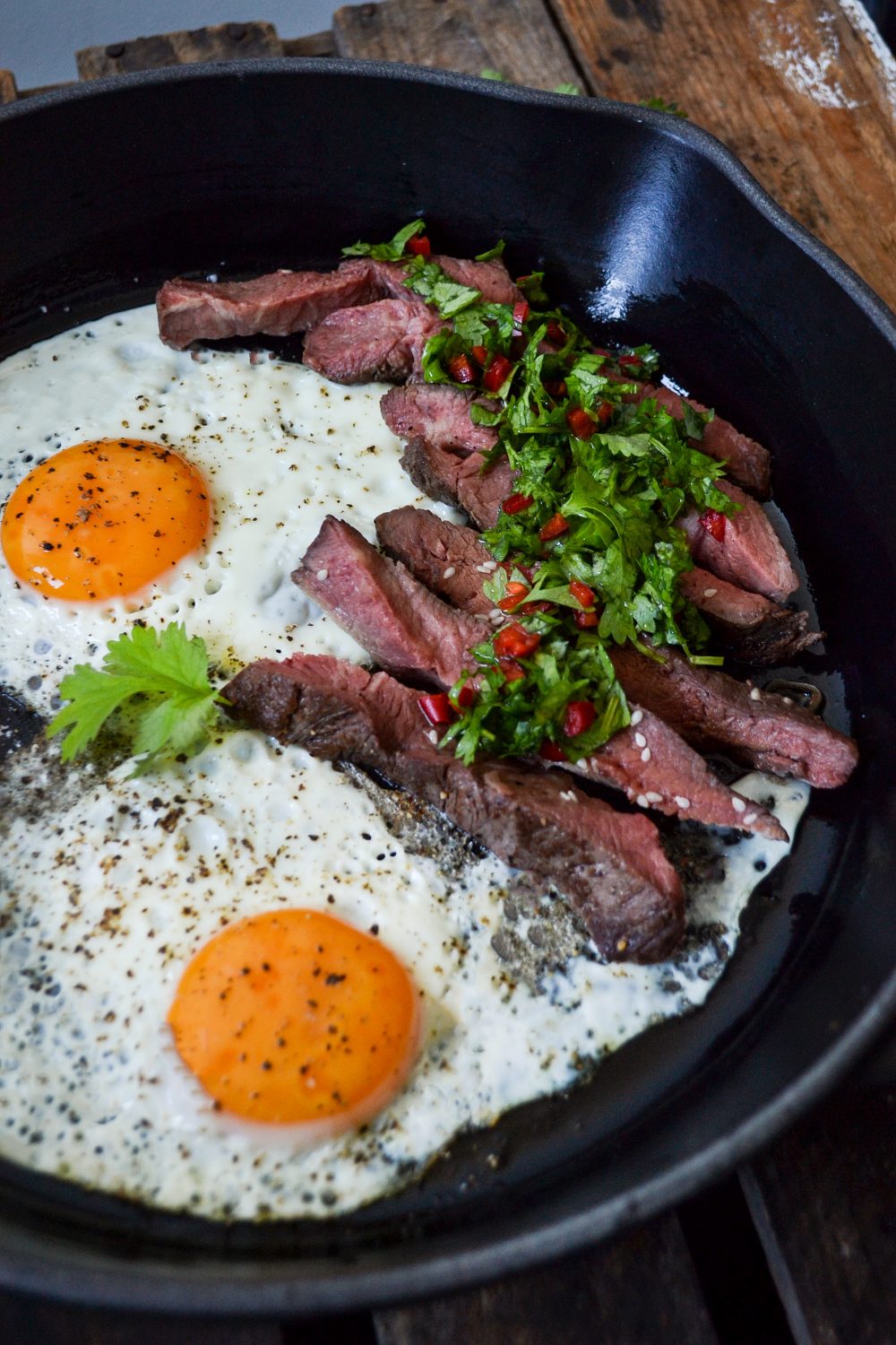 Steak and eggs med chimichurri Steak and eggs med chimichurri
