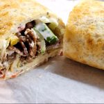 En keso-wrap fylld med kött, grönsaker och sås, skuren på mitten för att visa innehållet.