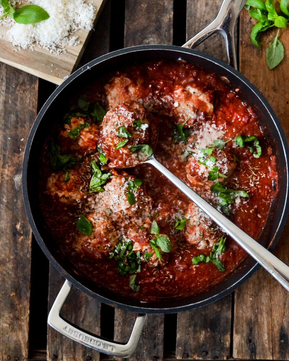 Kycklingfrikadeller i tomatsås Kycklingfrikadeller i tomatsås