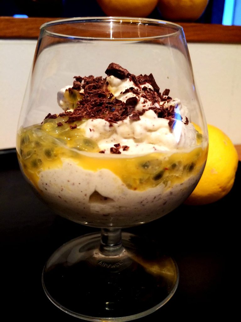 Vaniljfromage med passionsfrukt och krossad choklad 4 Vaniljfromage med passionsfrukt och krossad choklad | LCHF-arkivet