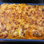 En ugnsform med butternut squash lasagne täckt av smält ost.