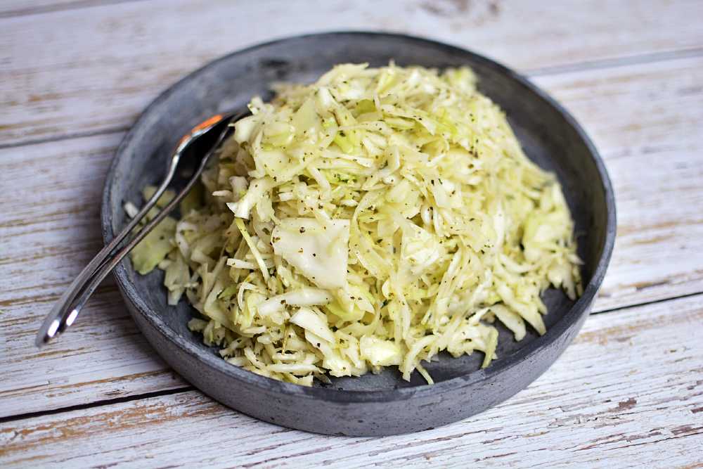 Coleslaw 16 Skål med pizzasallad bestående av strimlad vitkål och kryddor.