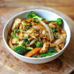 Skål med kycklingwok innehållande grönsaker som broccoli och morötter.