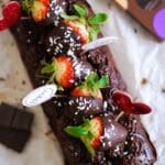 Brownie dekorerad med chokladdoppade jordgubbar och strössel på toppen.