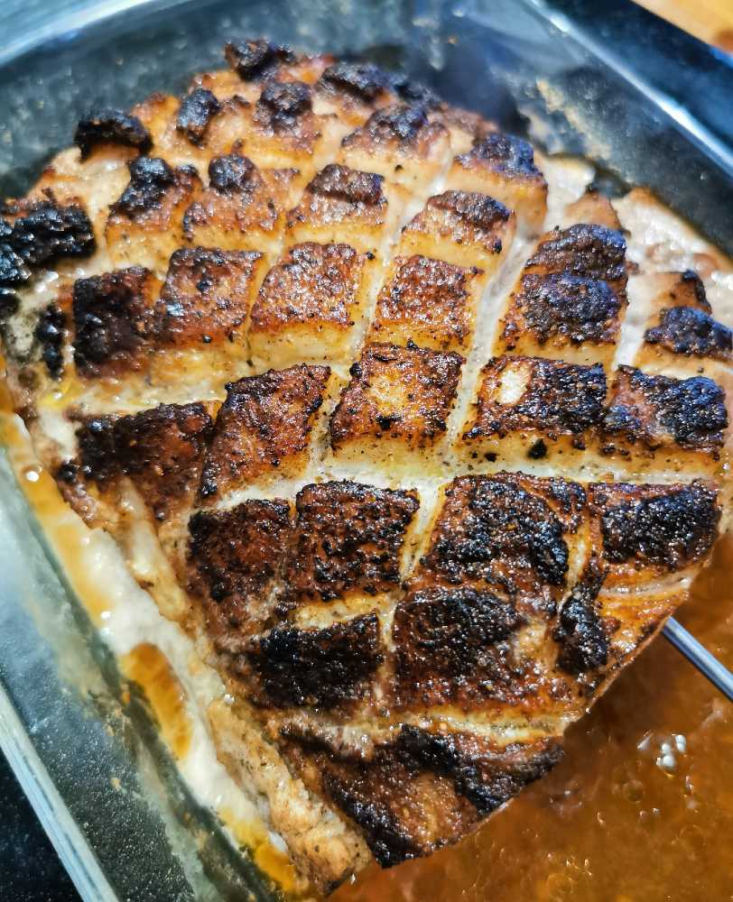 Grillad köttbit med tydliga grillränder i en ugnsform.