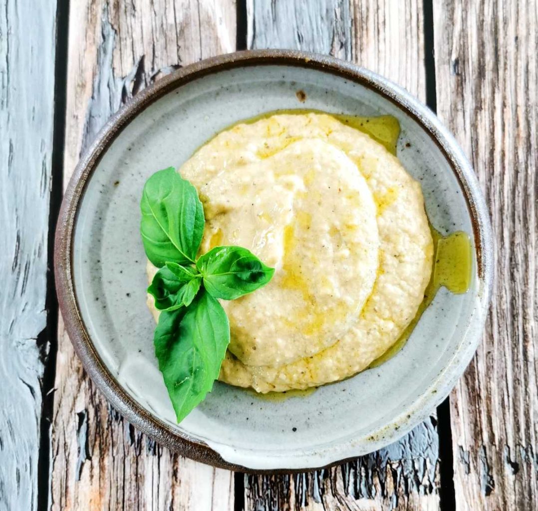 Grönkål- och avokadoröra 8 En skål med baba ganoush toppad med färsk basilika och olivolja.