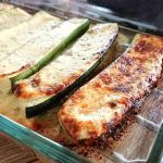 Grillad zucchini i en glasform med en gyllenbrun yta och grön kant.