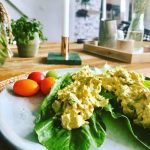 Tallrik med grönsallad, äggsallad och färska tomater i olika färger.