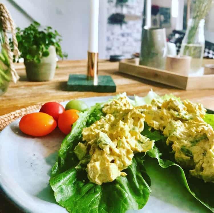 Ägg- och tonfiskröra 11 Tallrik med grönsallad, kycklingröra och färska tomater i olika färger.
