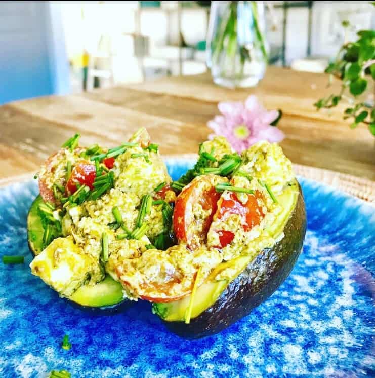 Avokado med pestoröra. Avokado med pestoröra.