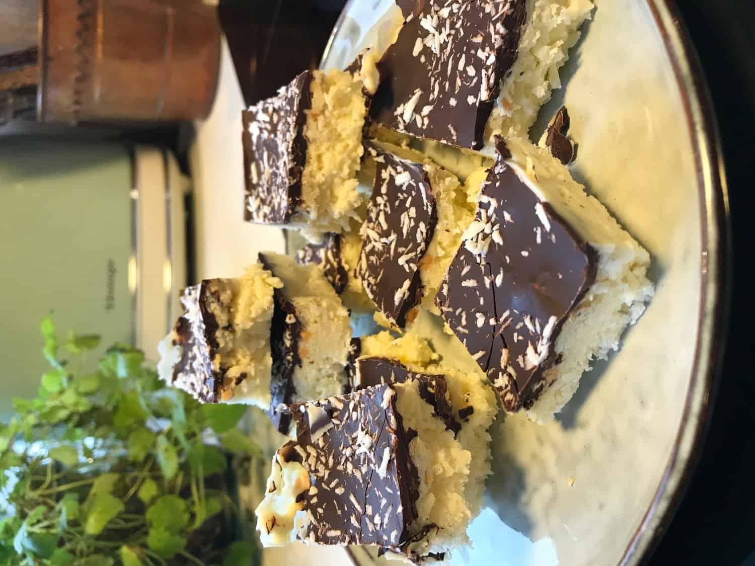 Davinas kokosbites med vit och mörkchoklad. Davinas kokosbites med vit och mörkchoklad.