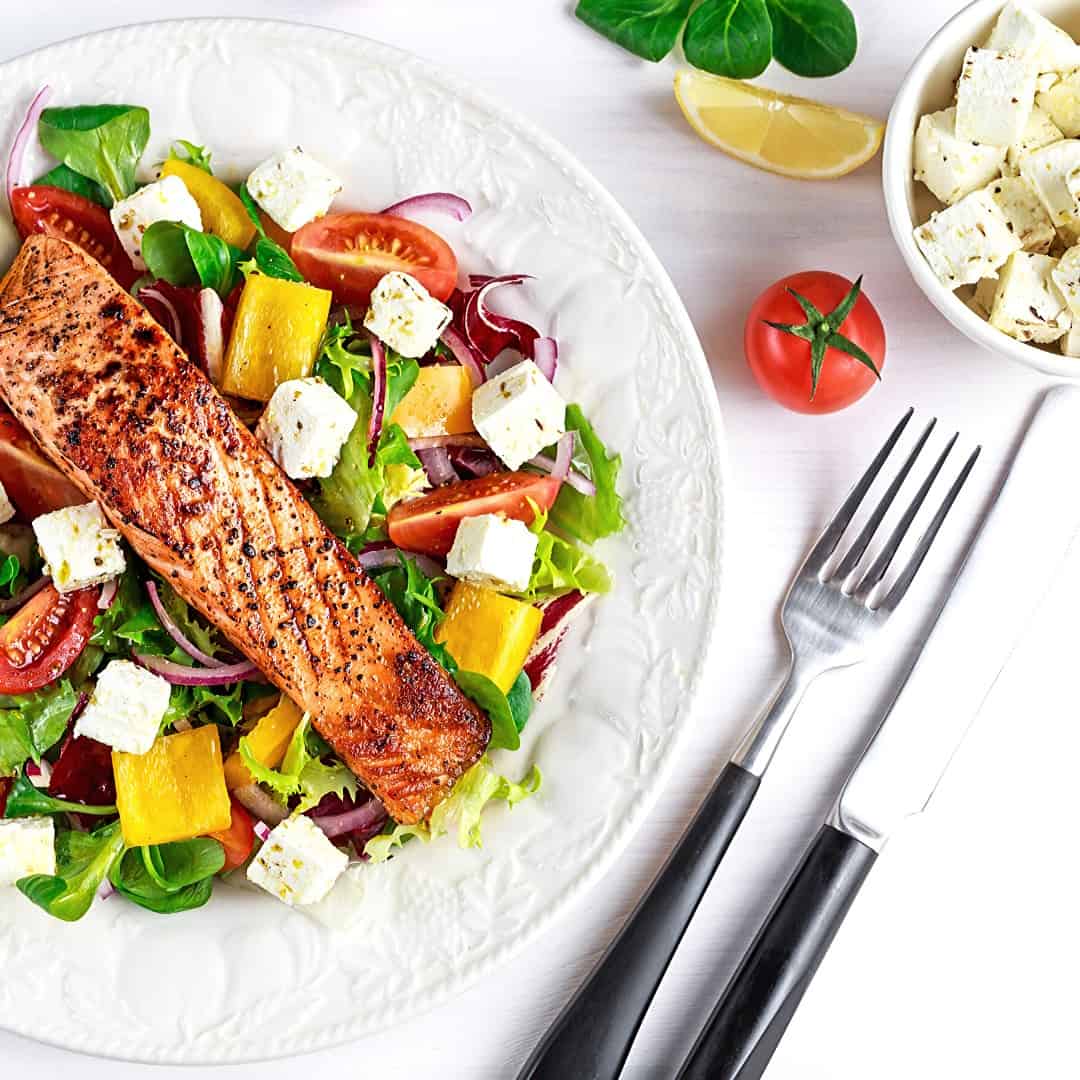 Grillad lax på en bädd av mixsallad och fetaost Grillad lax på en bädd av mixsallad och fetaost