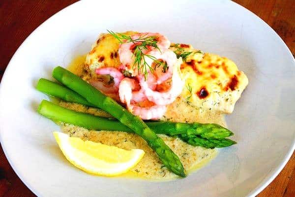 Parmesanlax med sparris och räkor Parmesanlax med sparris och räkor