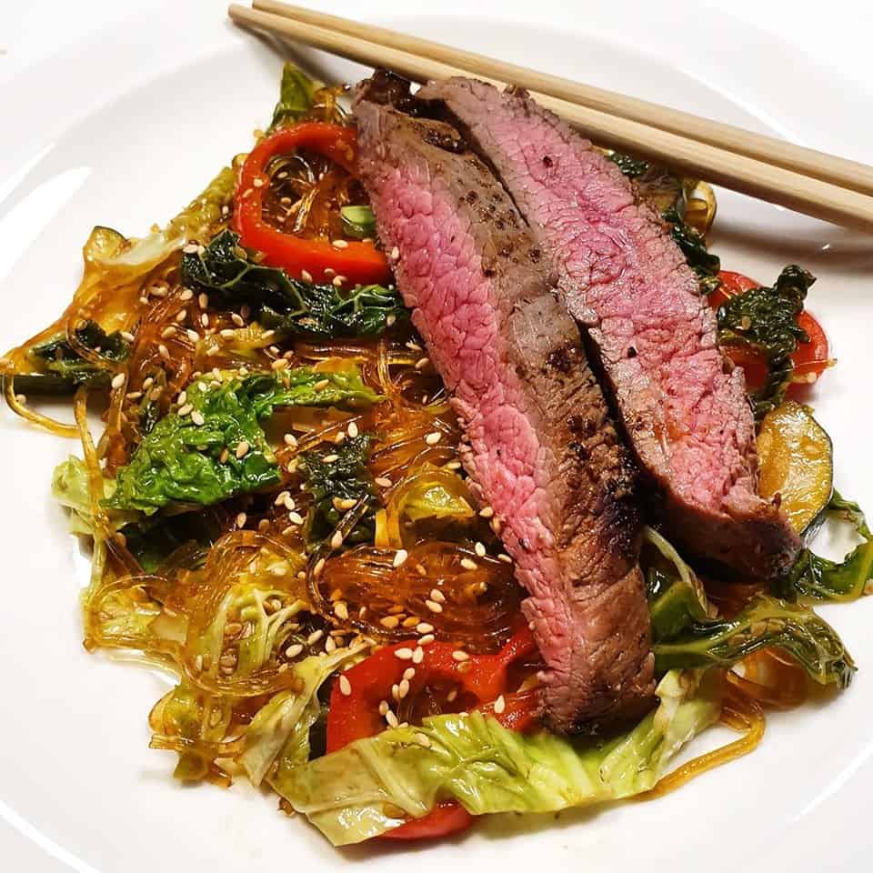 Stir fry nudlar med Biff & Savoykål