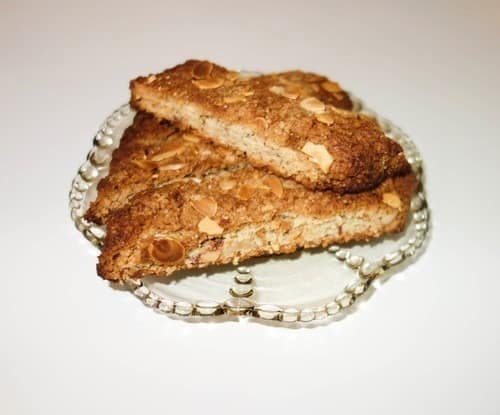 Sukrin Gold – mitt bästa alternativ till farinsocker 8 Tre bitar av mandelbiscotti placerade på ett glasfat med dekorationer.
