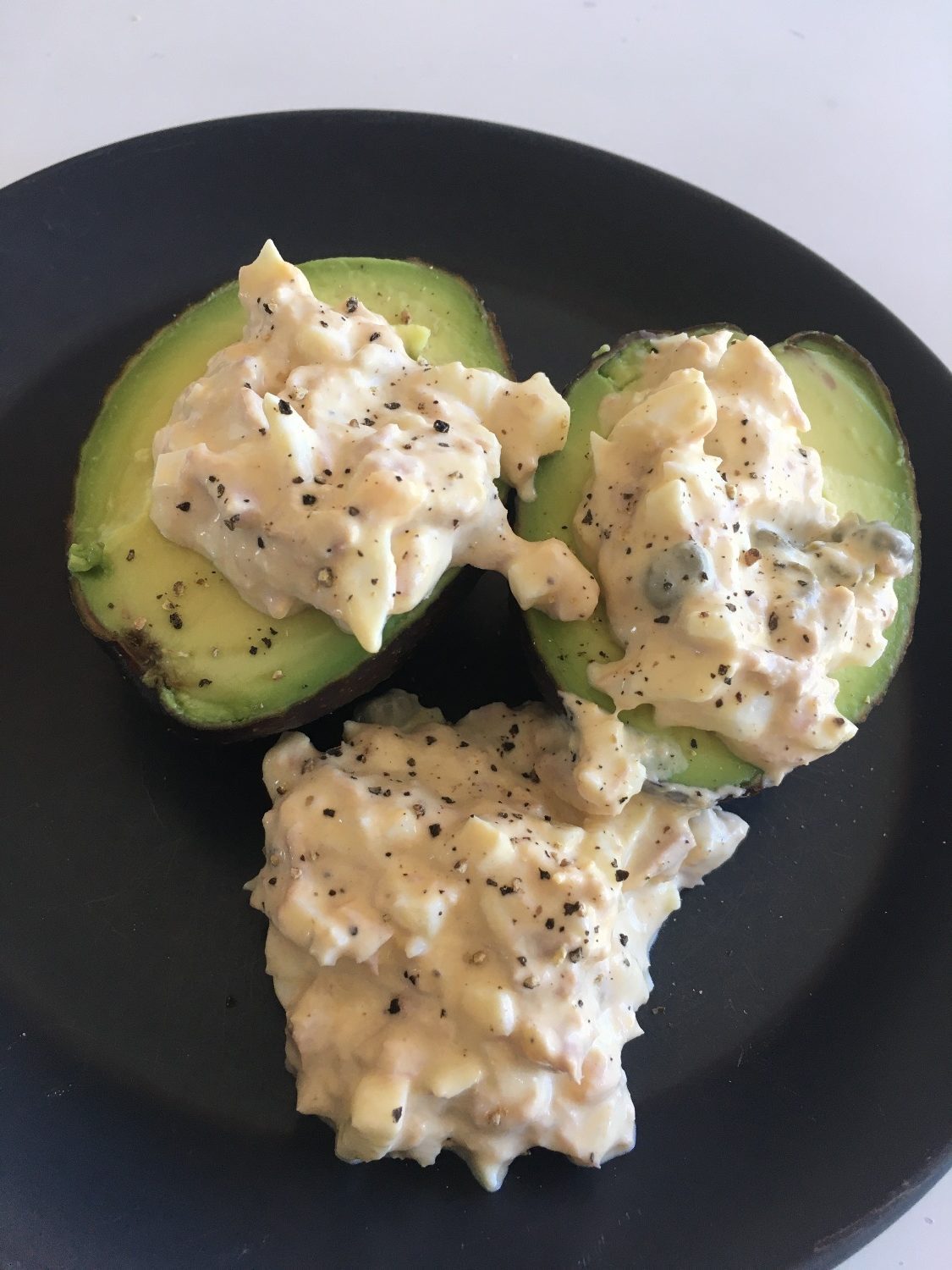 Avokado med ägg- och tonfiskröra