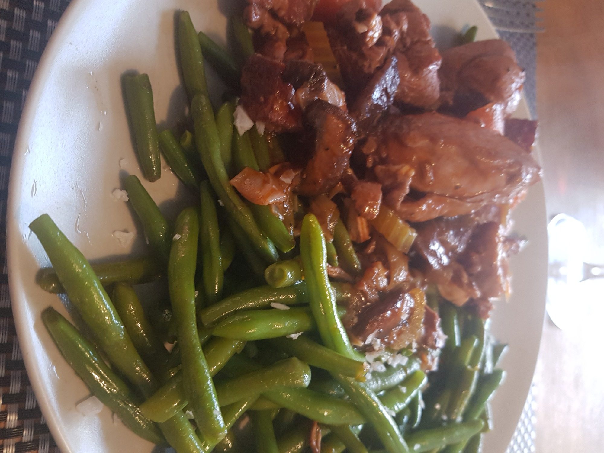 Coq au vin med vitlöksfrästa haricots verts Coq au vin med vitlöksfrästa haricots verts