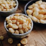 Skålar med olika typer av torkade snacks, inklusive små runda och ovala bitar.