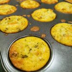 Bakade muffins med broccoli och ost i en muffinsform, gyllenbruna och luftiga.