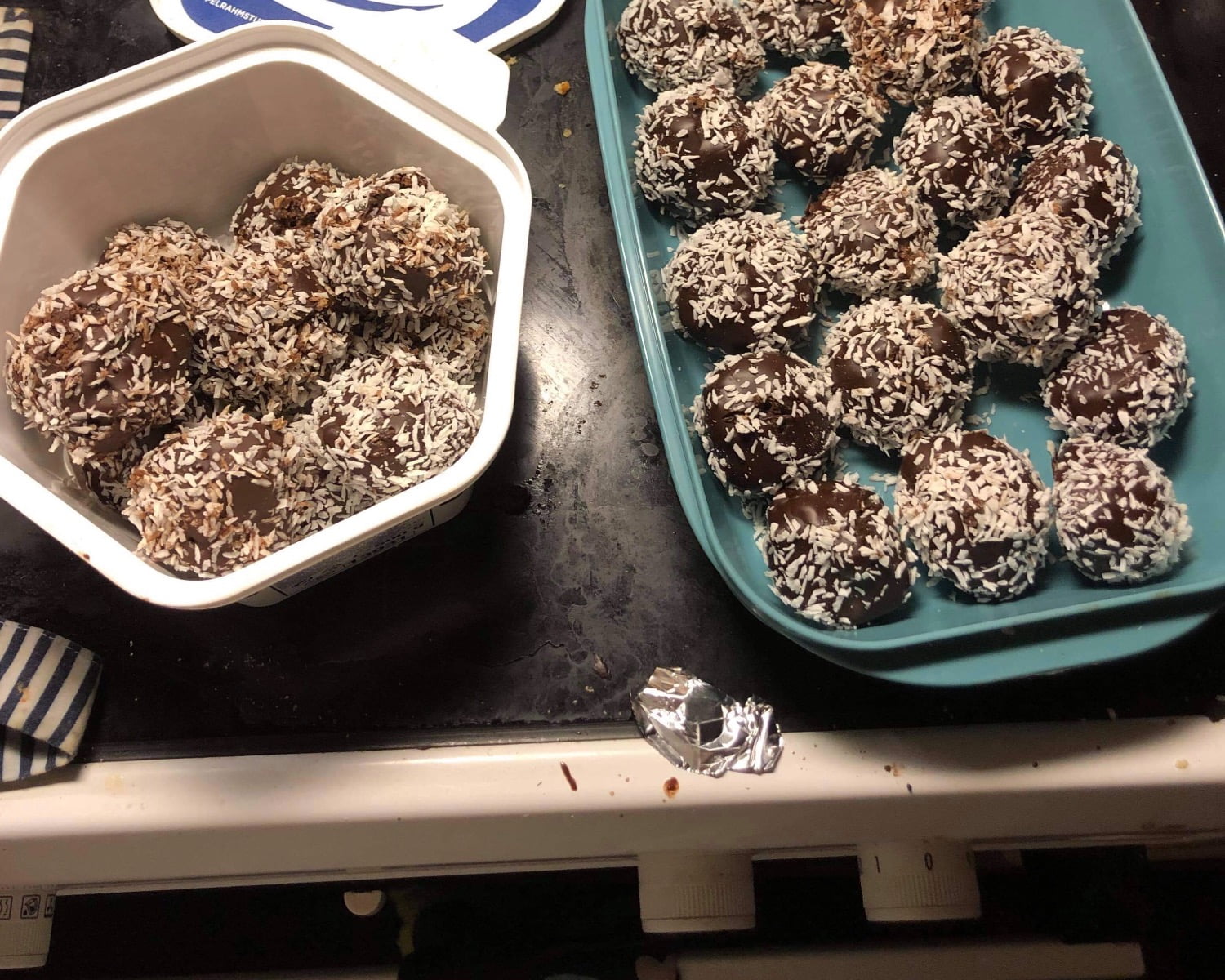 Kärleksmumsbollar doppade i mörkchoklad Kärleksmumsbollar doppade i mörkchoklad