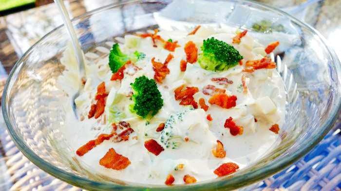 Krämig broccolisallad med bacon Krämig broccolisallad med bacon