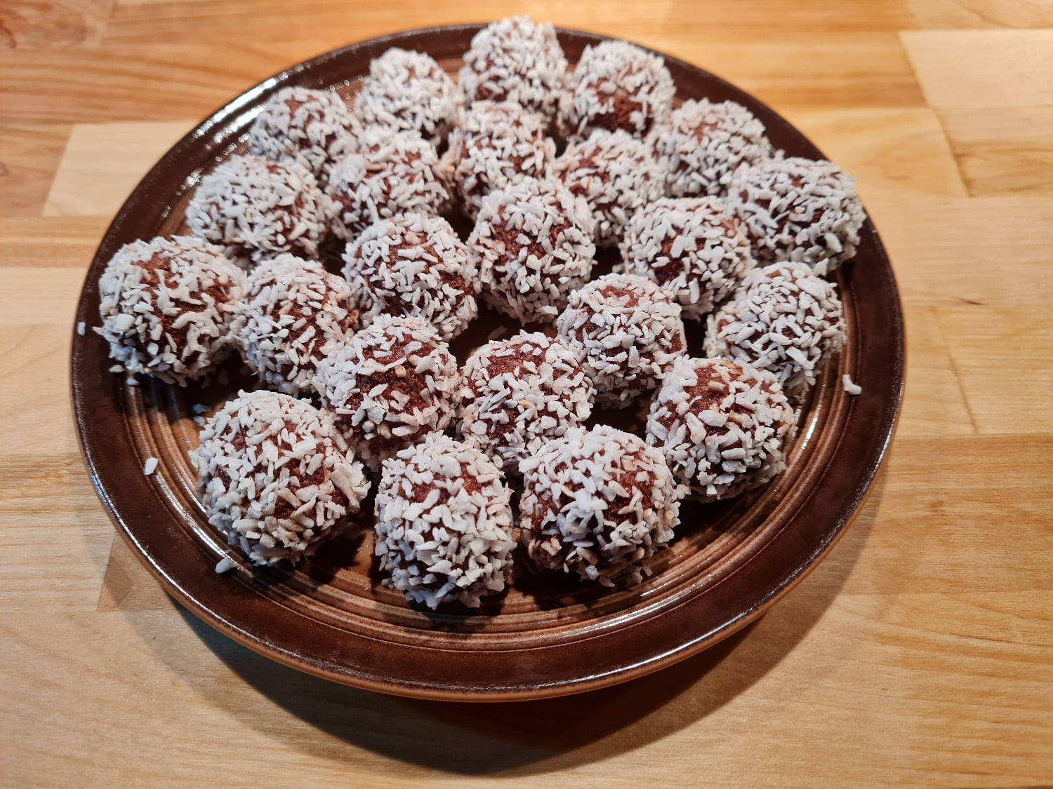 Chokladbollar utan nötter och sötning Chokladbollar utan nötter och sötning