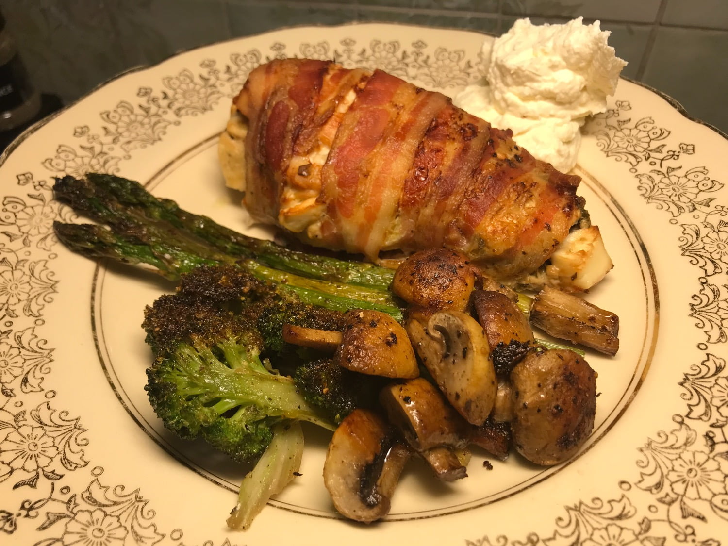 Kycklingfilé fylld med fetaost och pesto, rostade grönsaker & parmesancréme